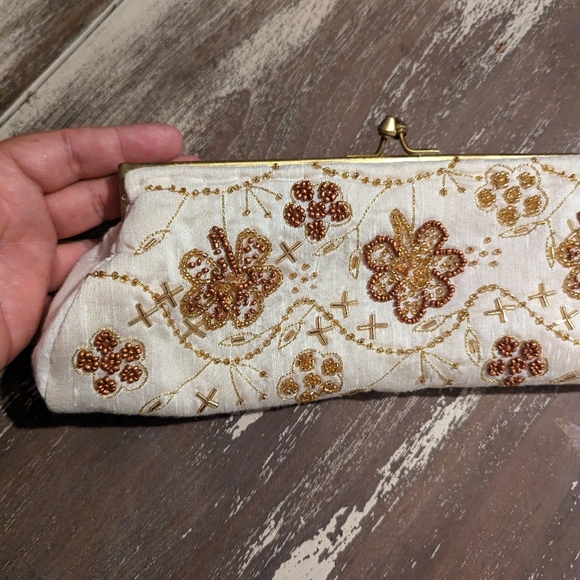 Vintage beaded clutch white linen and gold beads - Picture 2 of 15